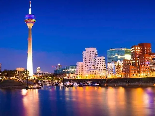 Studio M - Stylish Central City Business Apartment For 5 Guests Düsseldorf 0*,  Tyskland